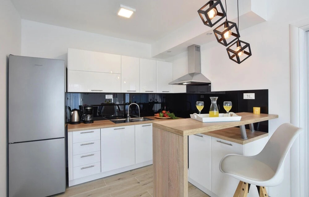 Ten-Bedroom Holiday Home In Razanj