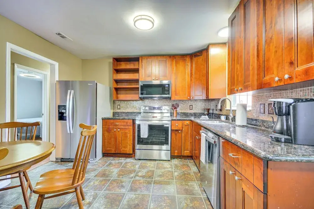 2 Mi to Dtwn Greensboro: Pet-friendly Retreat!