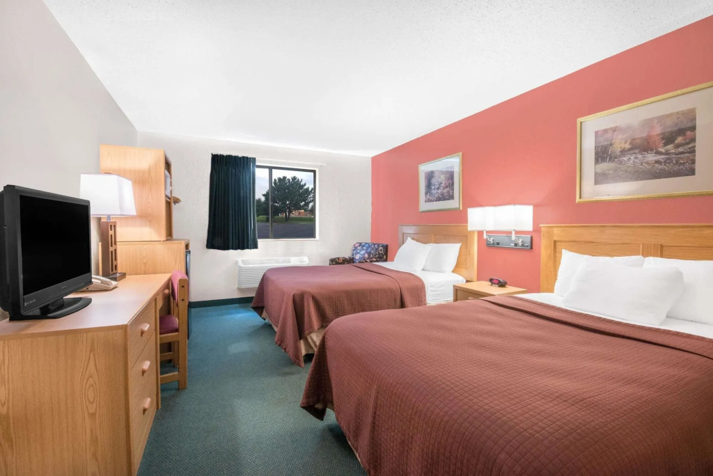 Super 8 by Wyndham Grand Rapids