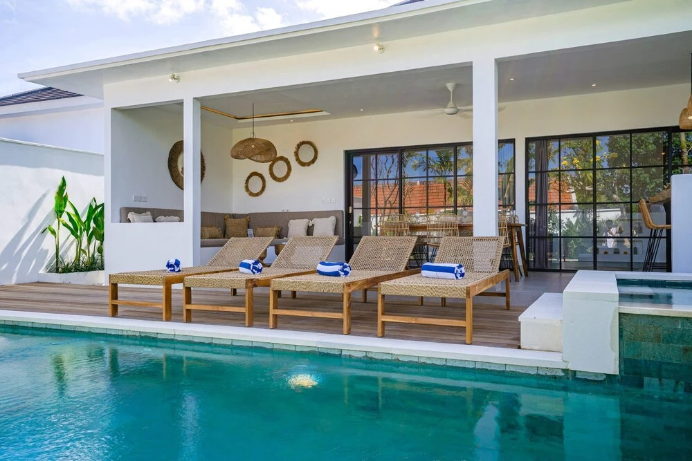 Villa L at Seseh - 2BR Private Luxury Oasis next to the Beach