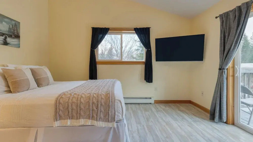 Mins to Hunter Mountain Sleeps 36 Pool, Spa, Games & Bar Cozy Peaks Lodge by Avantstay