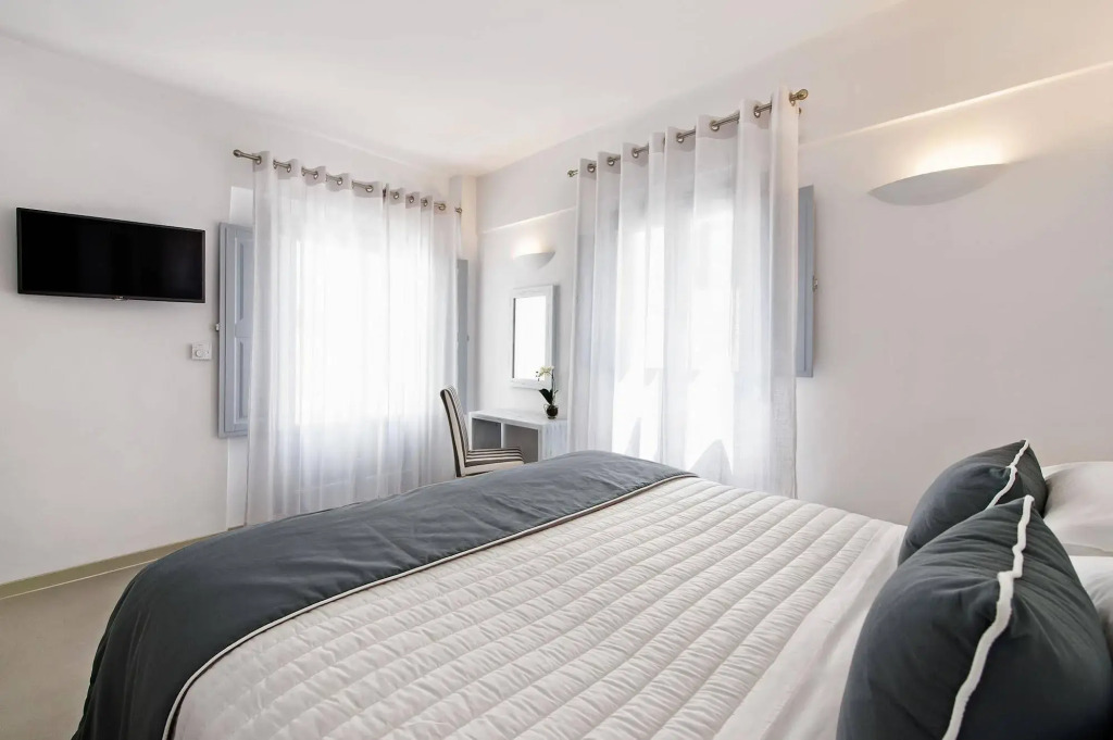 Central Fira Suites