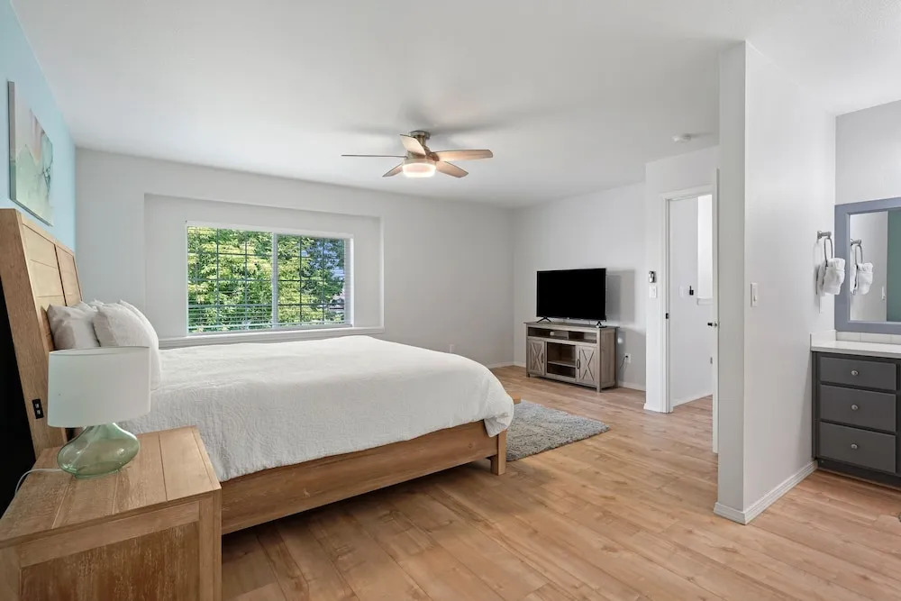 Redmond Rest 4 Bedroom Home by RedAwning