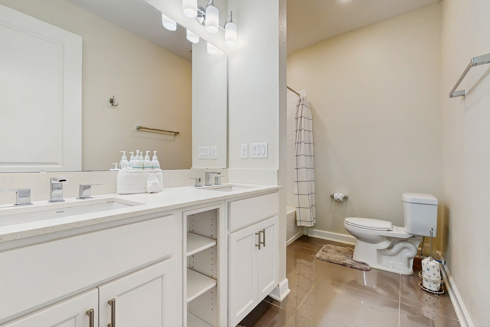 Fourth Floor Penthouse With Shared Pools and Hot Tub, Fast Wifi, & Central AC