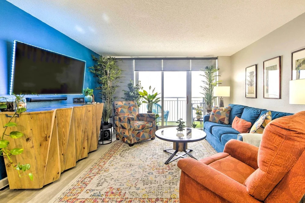 Condo w/ 2 Pools + Hot Tub in North Myrtle Beach!