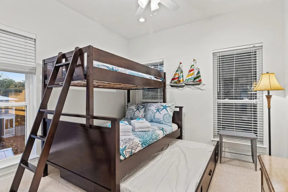Stay at The Hut! Room for Everyone! 4BR Fun Sleeps 11