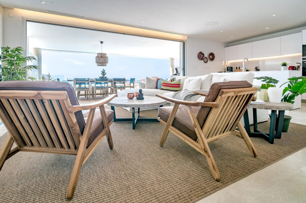 LMR- Luxury apartment, private pool. Families only