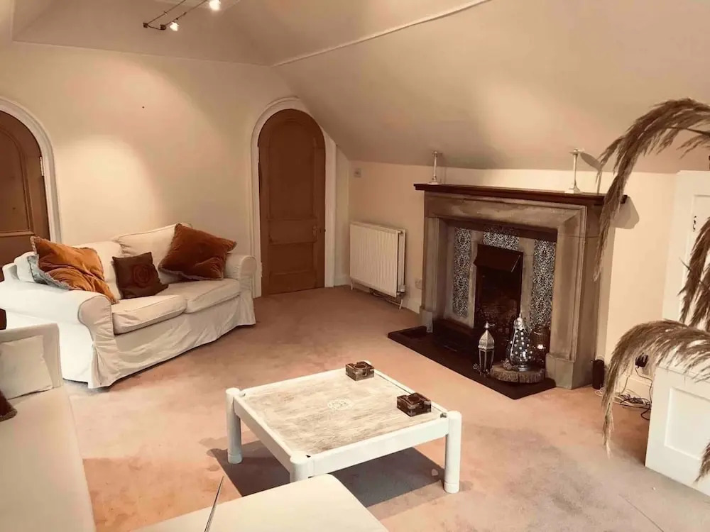 Charming 3 Double Bed Cottage by the River
