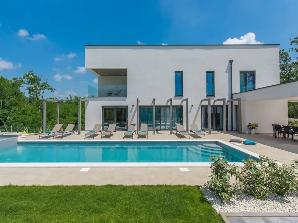 Deluxe Villa in Porec With Wellness Centre & Pool