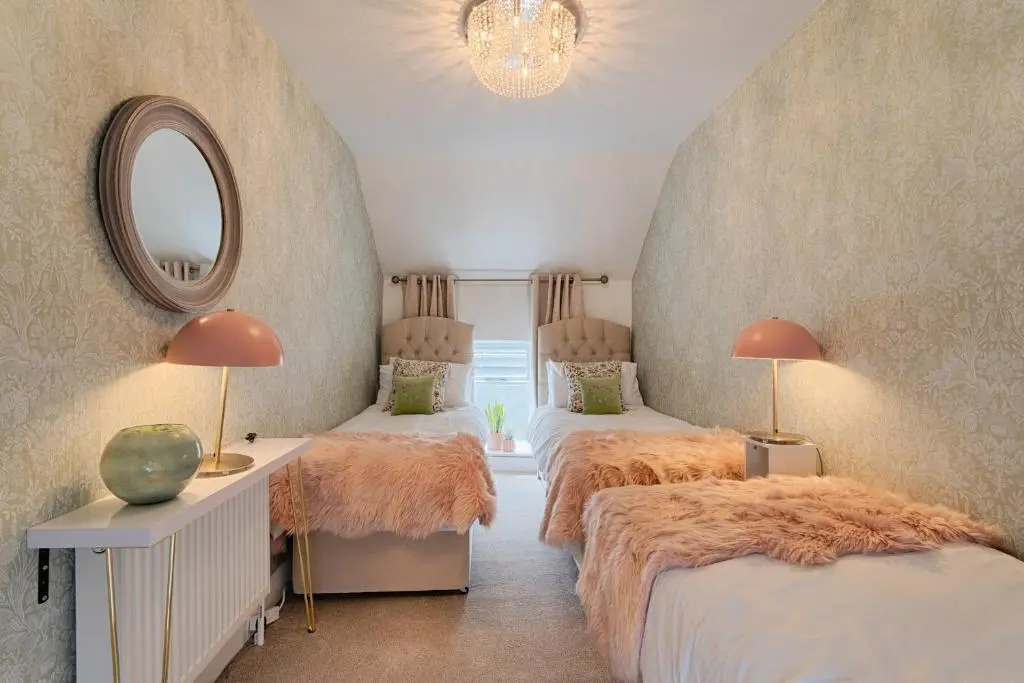 Killorglin Irish Pub with Hot Tub that sleeps 19