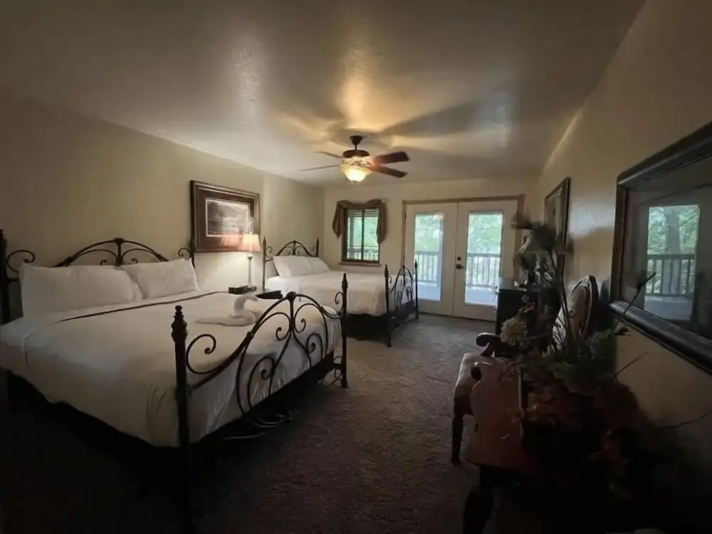 Lake view two bedroom, two bath log-sided cottage with private hot tub overlooking Lake Ouachita. by RedAwning