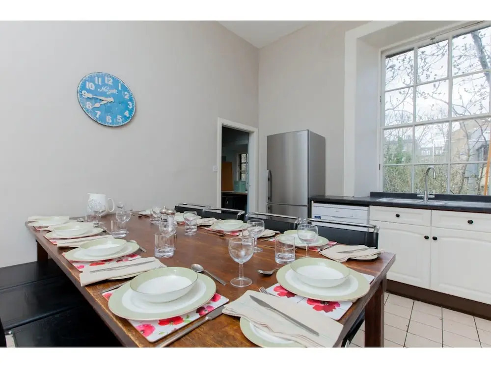 Spacious, Elegant 4BR New Town Flat For 9