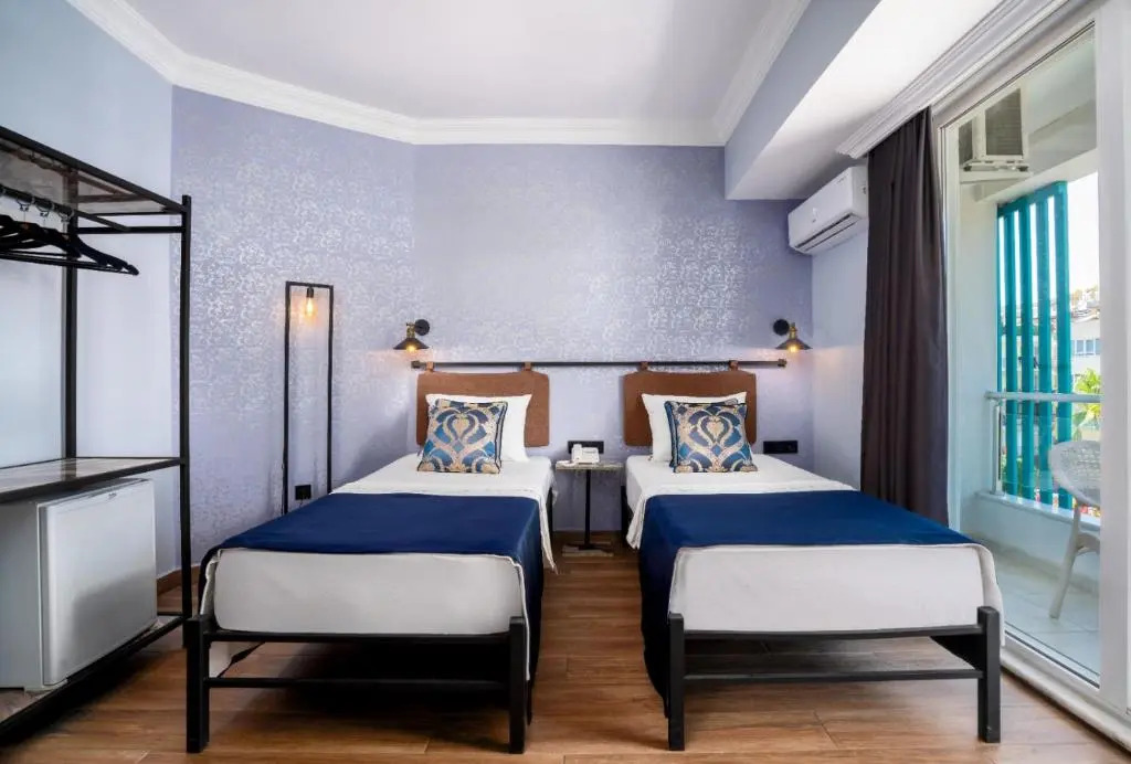 DeMANOR HOTEL ADULT ONLY