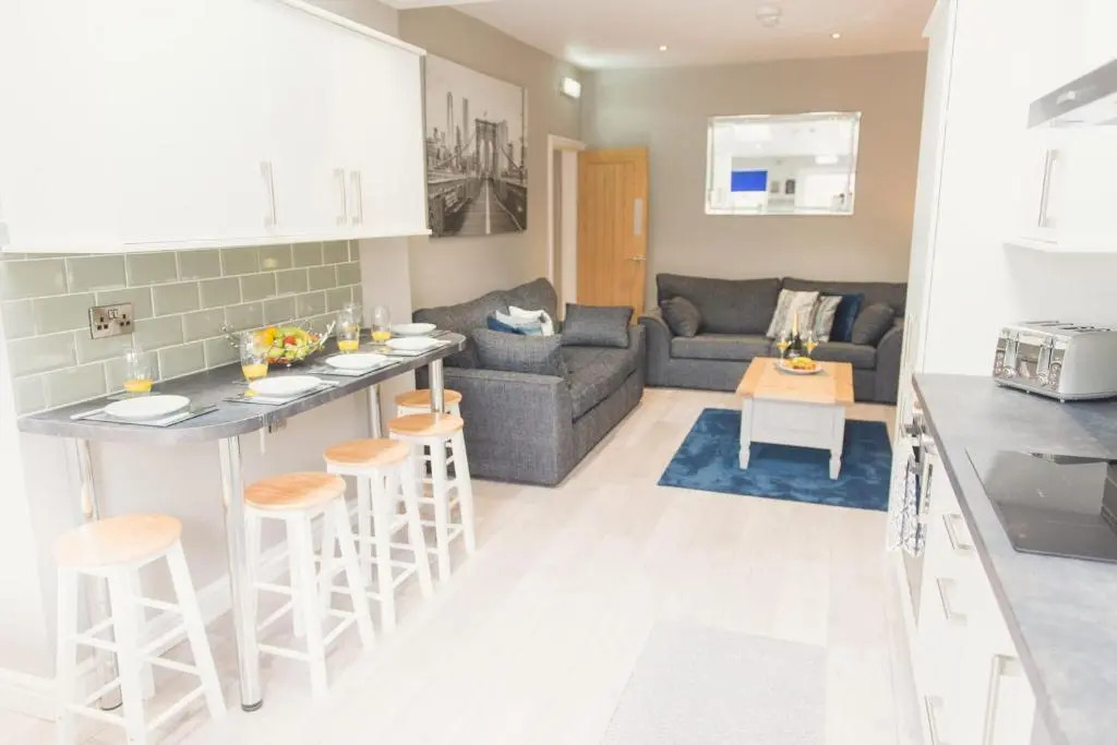 Charming 6 Bedroom House ALL with en-suite - Large Garden