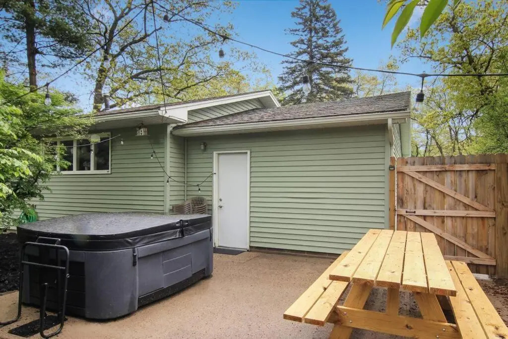 3 min to Beach, Game Room, Hot tub & Firepit
