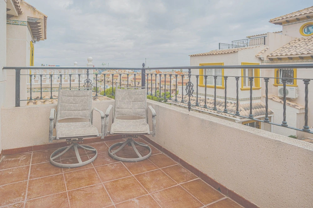 Beautiful 3-bed House With Communal Pool
