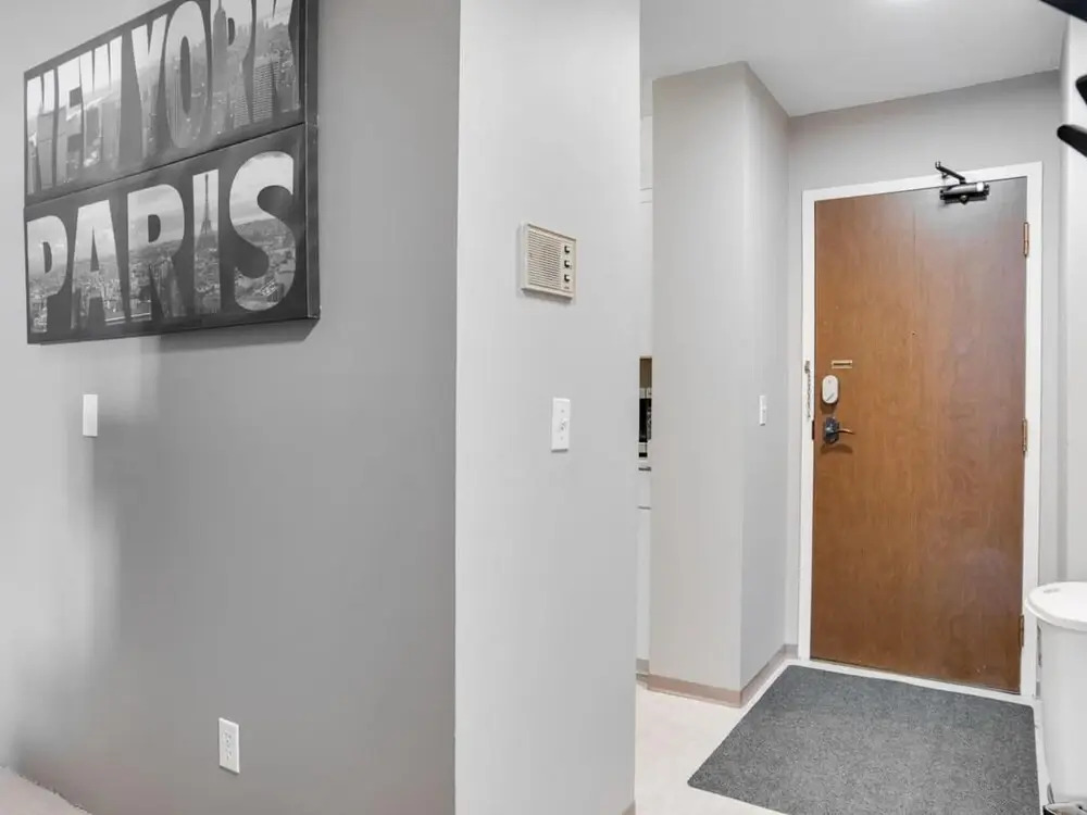 Stylish and Cozy Eau Claire 2BR With Gym Coffee