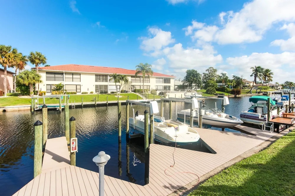 Seatuit Condominiums