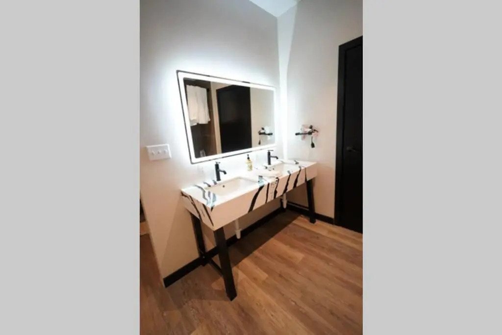 3E *New* Huge! Spacious 3 Bedroom in Oakland that sleeps 12!