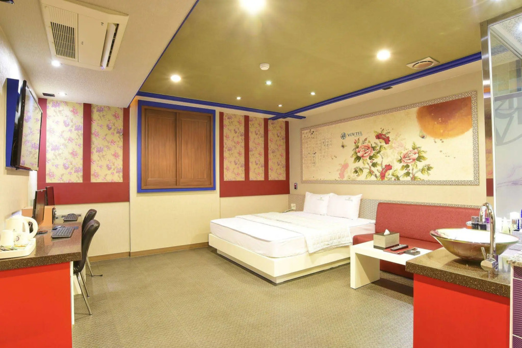 V Hotel