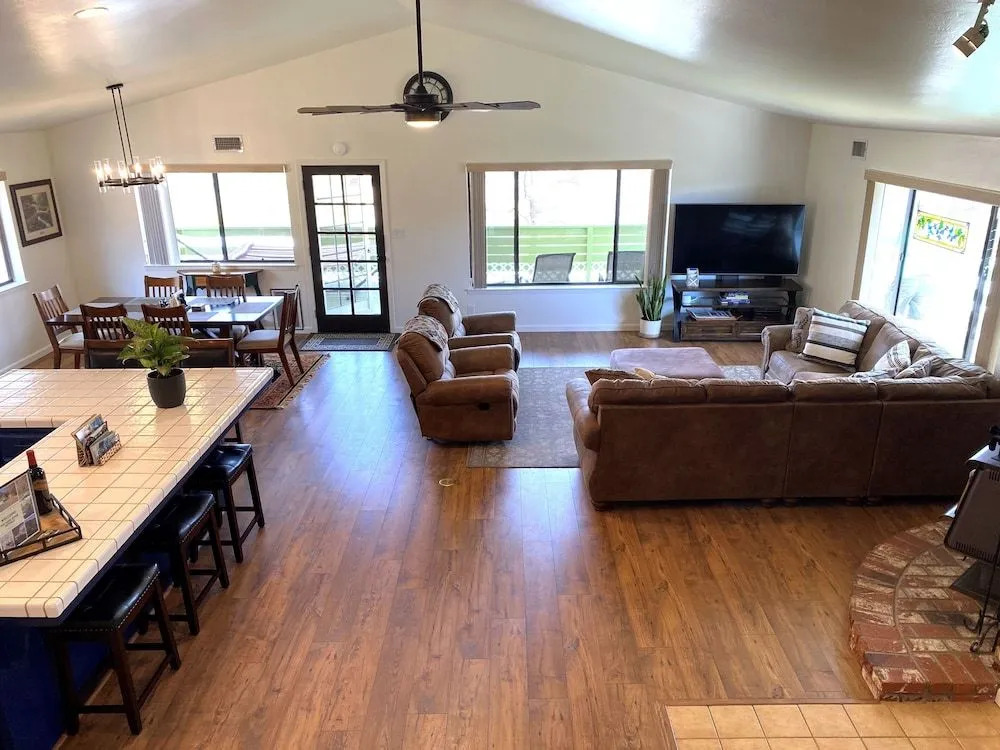 Kern River Retreat - Walk To River & Downtown! 3 Bedroom Retreat by RedAwning