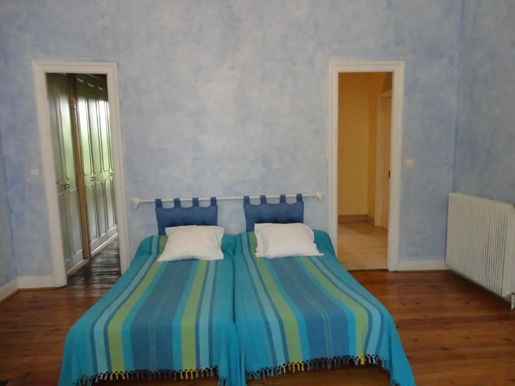 Les Bellevue Cité "4 Apartments, 1 with Garden & Private Parking, Aircon, WiFi, Free Public Car Park, 1 km from Cité"