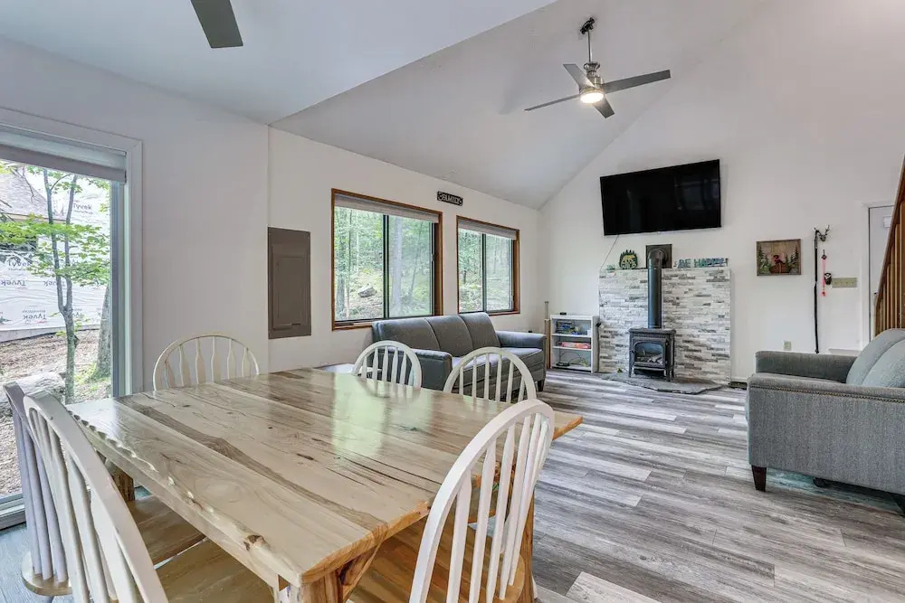 Screened Porch & Deck: Pet-friendly Poconos Escape