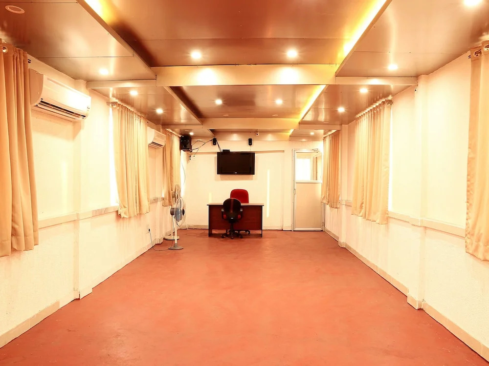 OYO 2911 The Pearl Hotel
