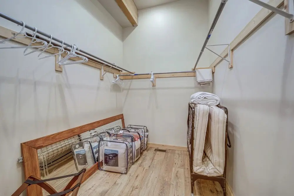 'lavender Lodge' Mountain-view Pine Cabin w/ Deck