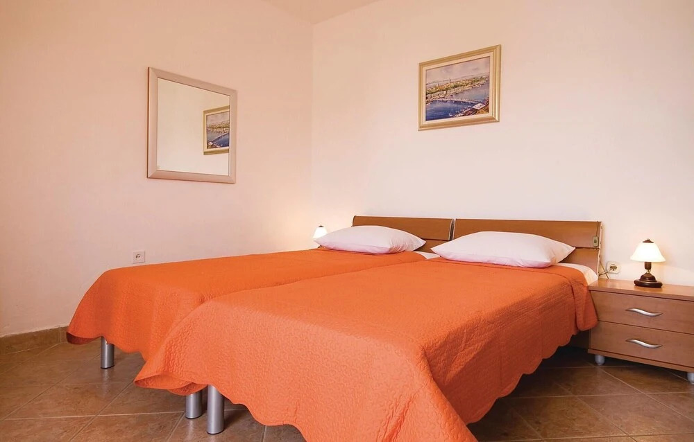 Beautiful Home in Nin With Wifi and 6 Bedrooms