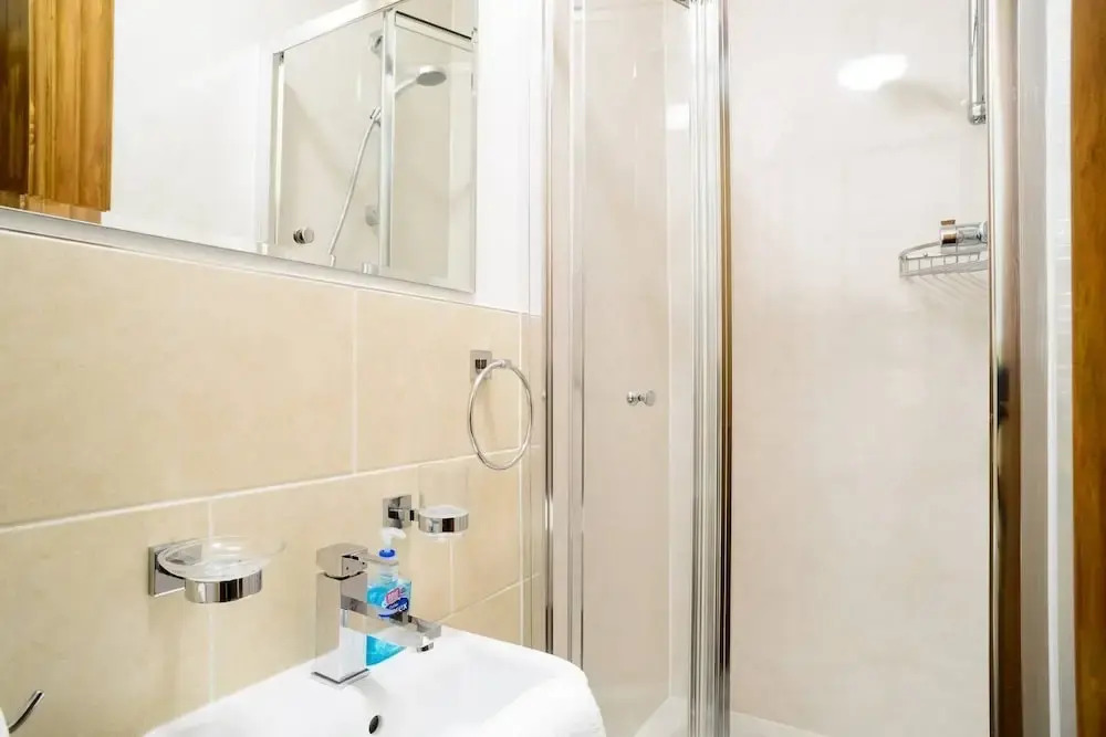 JOIVY 5 Bedroom Apt Near Meadows & George Square