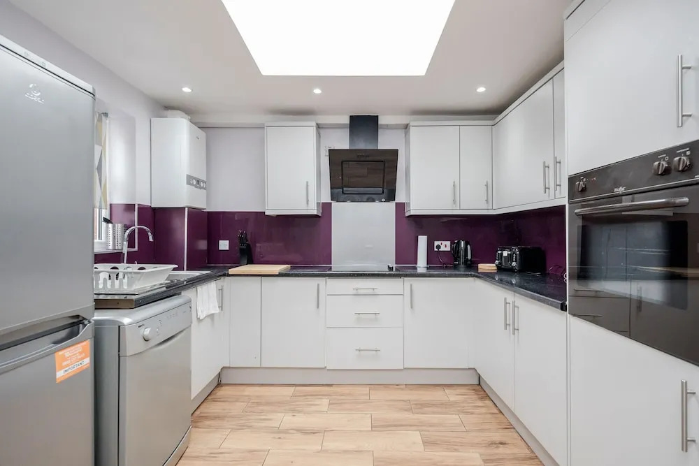 Dagenham Dream House - 4 Bedrooms