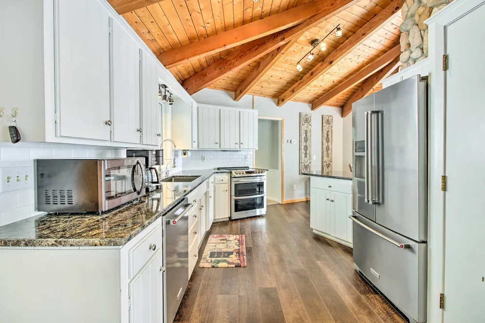 Waterfront Gull Lake w/ Dock: Family Friendly