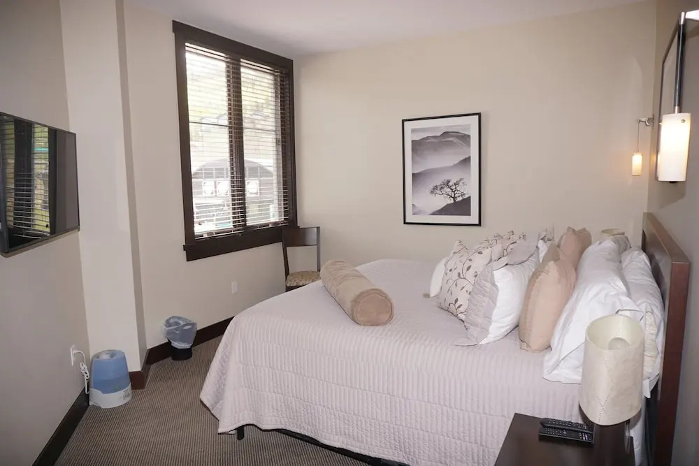 Hayden Lodge  - Views Of The Slopes And Village 3 Bedroom Condo by RedAwning