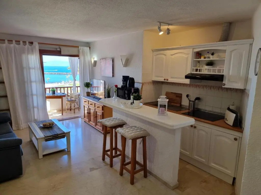 Casa Playa del Duque 2 in 1st sea line directly at the beach, heated pool, Wifi