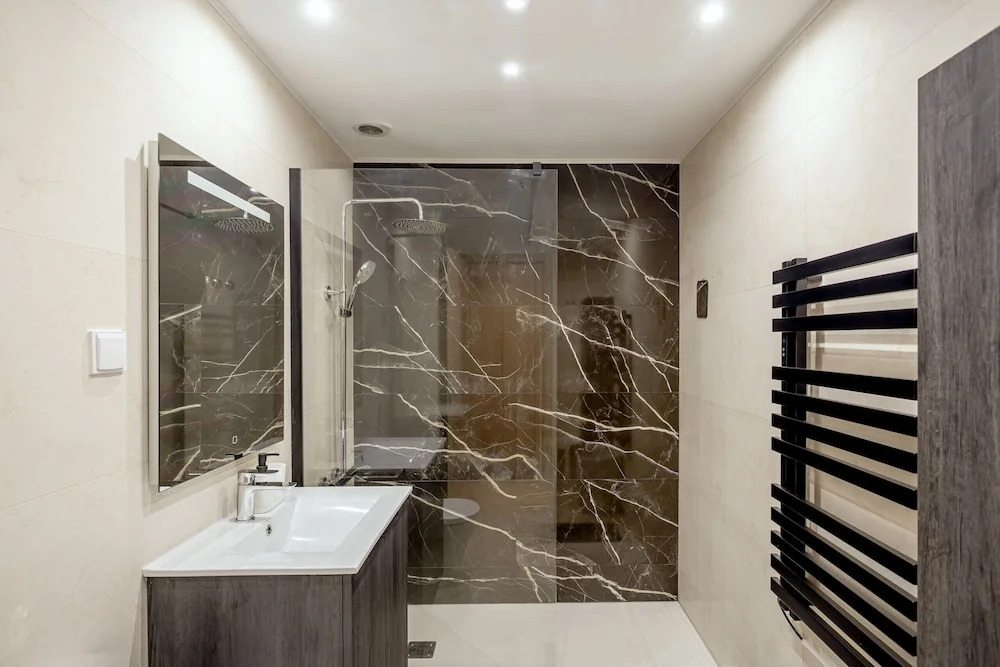 Olaias Modern W/ Garage by Homing