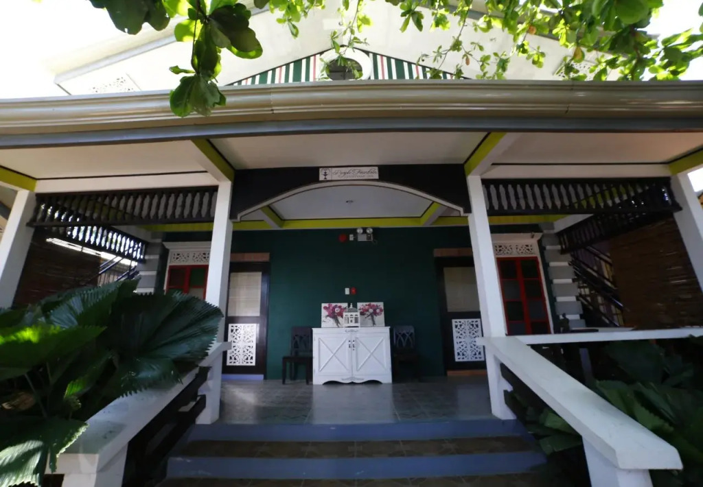 Purple Fountain Inn & Hostel