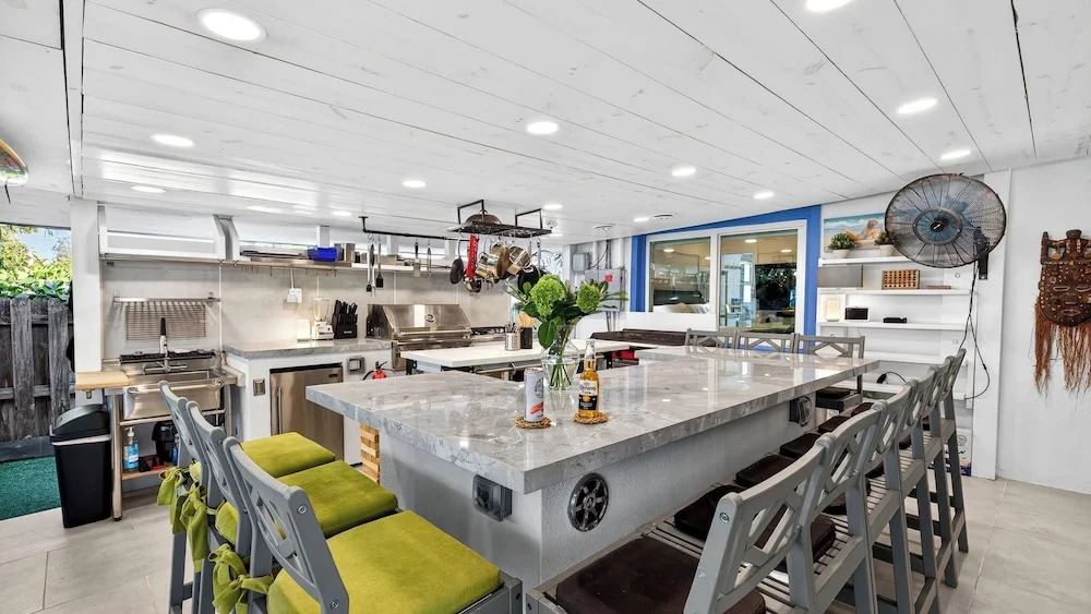 Casa Pineapple Social by Avantstay Spa, Game Room, EV Charger Near Las Olas + Fort Lauderdale Beaches Sleeps 16