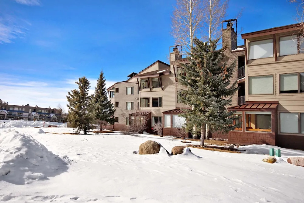 1710 The Willows 1 Bedroom Condo by RedAwning