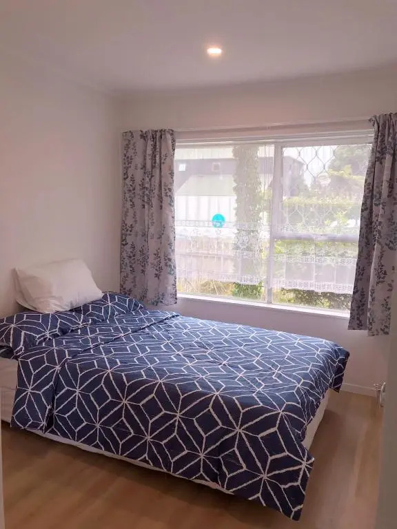 Bright Eden Park two bed townhouse private parking