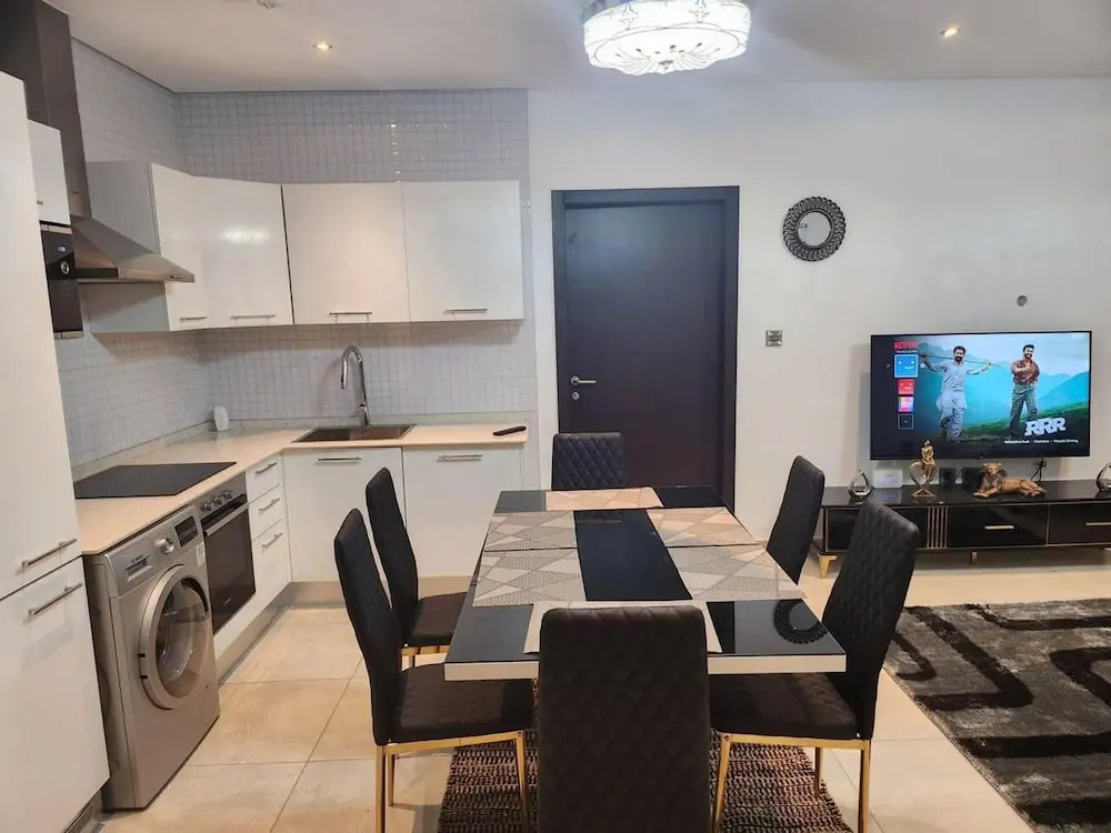 Luxurious & Comfy Gem-5 Star Location-pools, Gym!