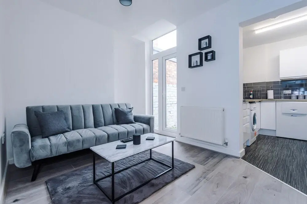 A-K Apartments - Cosy & Modern home, Superb Location, Street Parking Sleeps 6