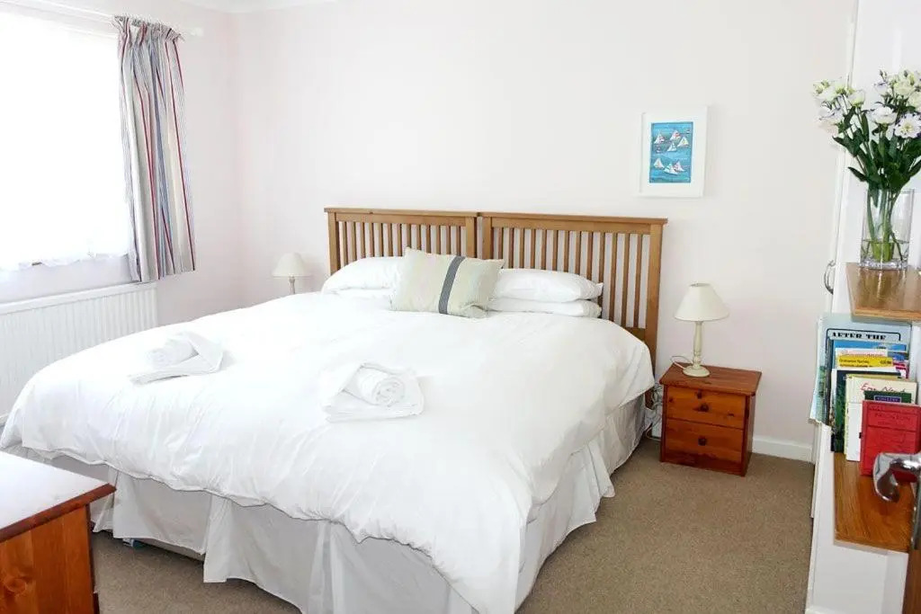 15 Churchfields - Bungalow with Estuary Views and Parking