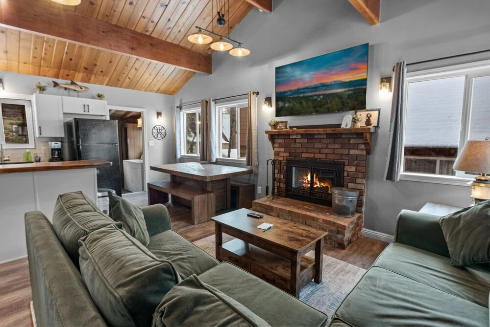 Mountain Memories - Greatly Located In A Quiet Neighborhood! Beautiful Porch And A Fenced Backyard! 2 Bedroom Home