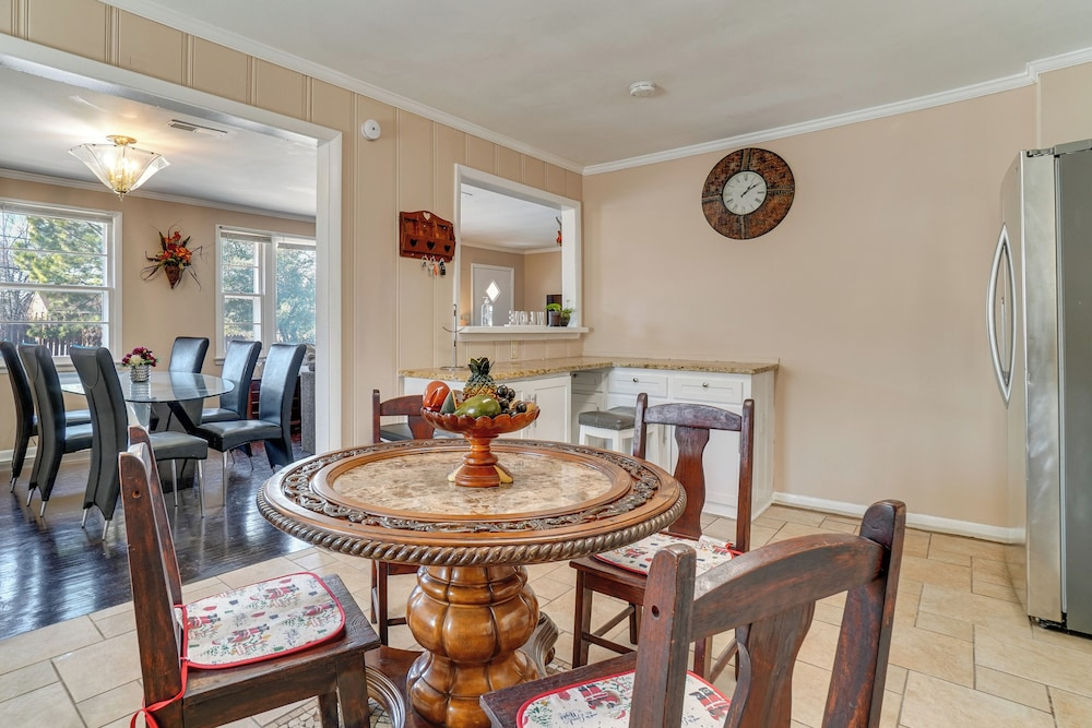 5 Mi to Broadway Fun! Group-ready Nashville Home