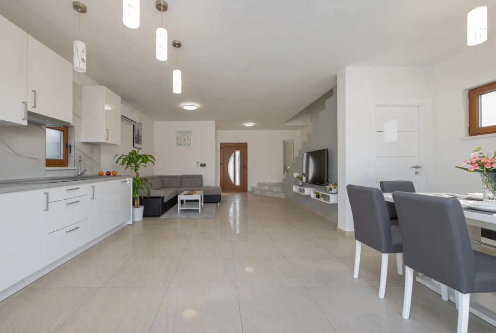 Villa Dina in Zaton with 3 bedrooms and 2 bathrooms
