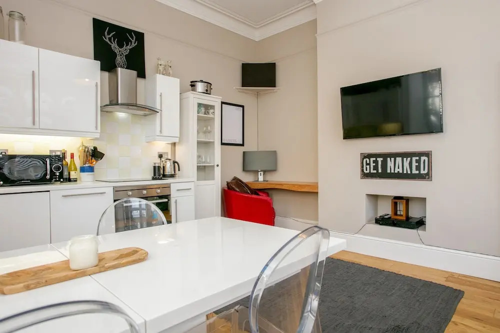 2 Bedroom Flat Near Shepherd's Bush Sleeps 4