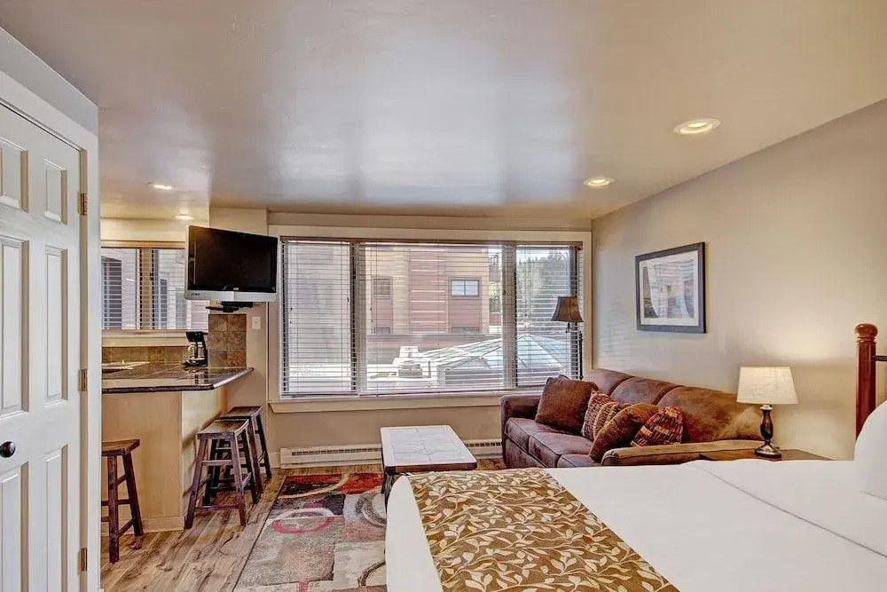 Winter Ski-in out Studio Sleeps 4, Steps to Historic Main St