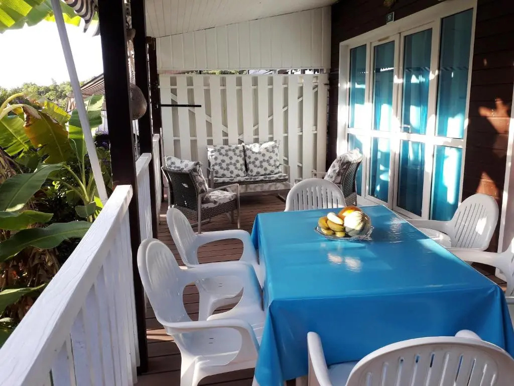 Bungalow accueillant à Bouillante avec climatisation et terrasse