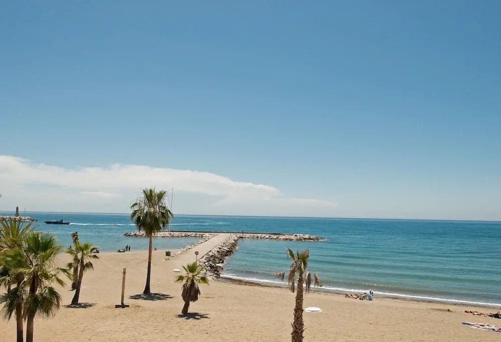 Beachfron Puerto Banus, 2 bed apt Playas Del Duque, Free Wifiparking 3 Pools